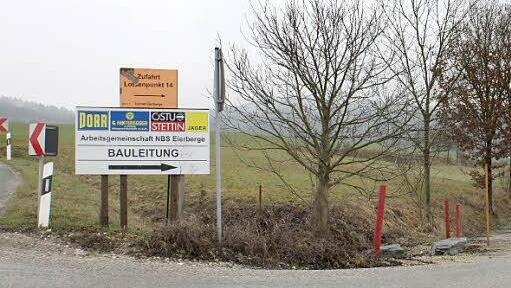 Zwischen Nedensdorf und Wiesen zweigt rechts dieser Weg ab, der unter anderem zu einer Baustraße entlang der ICE-Trasse führt. Diese Baustraße soll Teil einer Umgehung werden, die bei Hochwasser benutzt werden kann. Foto: Christian Bauriedel