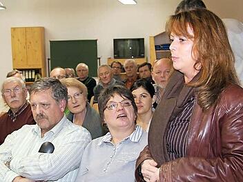 Ingrid Heinisch bemängelte bei der Bürgerversammlung in Kronach den Zustand der Gehwege im Bereich Flügelbahnhof und Kriegsopfersiedlung. Foto: Sonja Adam