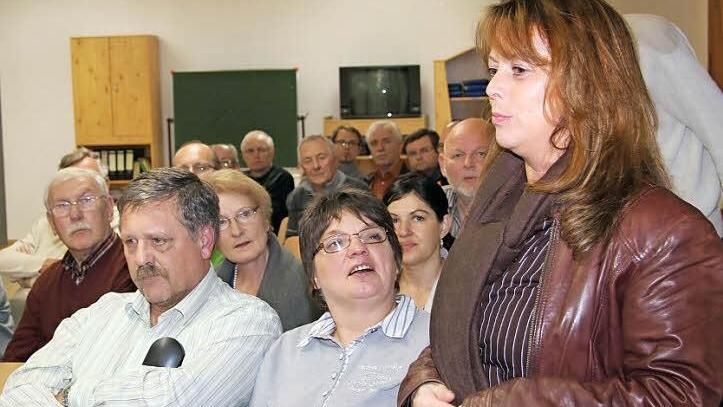 Ingrid Heinisch bemängelte bei der Bürgerversammlung in Kronach den Zustand der Gehwege im Bereich Flügelbahnhof und Kriegsopfersiedlung. Foto: Sonja Adam