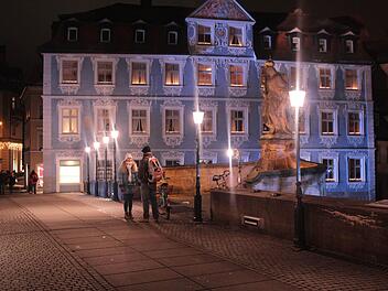 Laternen auf der Unteren Rathausbrücke? Das gibt es nur für Filmaufnahmen in Bamberg. Die Altstadt ist inzwischen zu einer beliebten Kulisse für viele Filmproduktionen geworden.  Foto: Ferdinand Merzbach