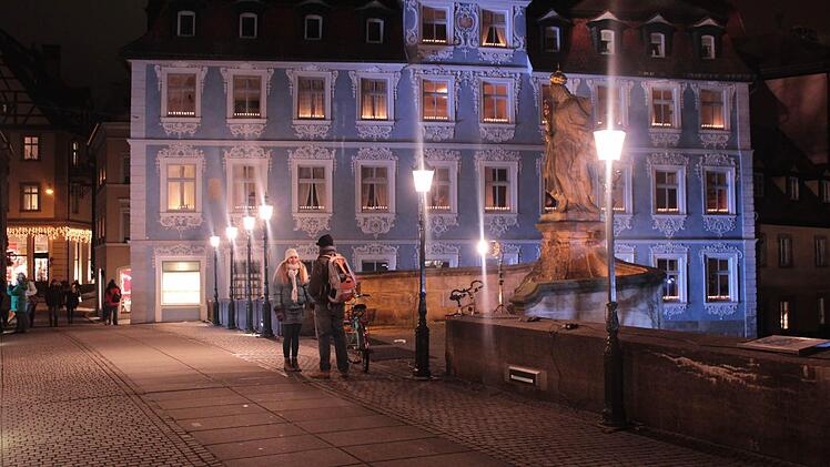 Laternen auf der Unteren Rathausbrücke? Das gibt es nur für Filmaufnahmen in Bamberg. Die Altstadt ist inzwischen zu einer beliebten Kulisse für viele Filmproduktionen geworden.  Foto: Ferdinand Merzbach