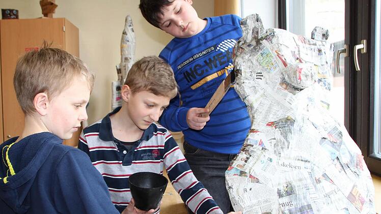 Meisterwerk: Marius, Moritz und Robin geben ihrem Fabelwesen mit dem Namen "Schwein-Nase-Spinnenbär" den letzten Schliff.