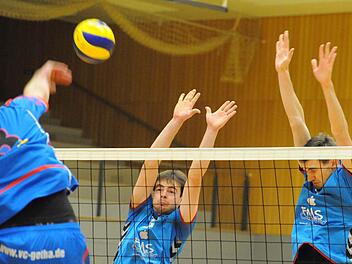 Die Wucht des Gothaer Kapitäns Marcel Herrmann (links) bekommen hier Michael Schottdorf und Aldin Dzafic (rechts) zu spüren. Foto: Hopf