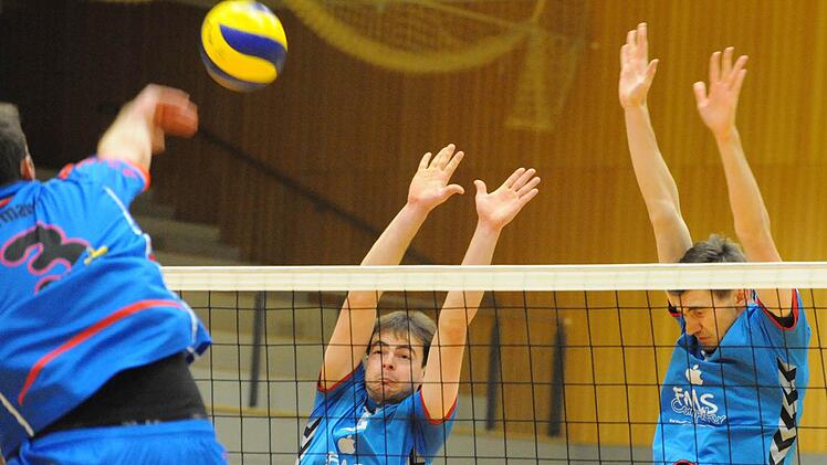 Die Wucht des Gothaer Kapitäns Marcel Herrmann (links) bekommen hier Michael Schottdorf und Aldin Dzafic (rechts) zu spüren. Foto: Hopf