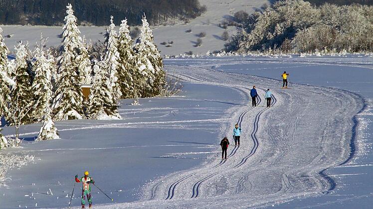 Langlauf auf der Wasserkuppe: Aber nicht auf den "Winterspaß" sind die neue Flyer und Kataloge der Rhön Marketing ausgerichtet, auch auf "Top-Ausflugsziele", "Panorama-Routen" für Motorradfahrer, "Premiumwandern", "Radwanderwege", "Die Rhön grenzenlos erleben" und, neu im Angebot, der Themenflyer "Sternenpark". Foto: Rhön Tourismus und Service GmbH