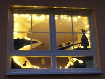 In Niederfellendorf gibt es dieses Jahr wieder Adventsfenster. So sah das erste aus.  Foto: Petra Göttlicher