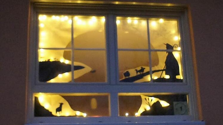 In Niederfellendorf gibt es dieses Jahr wieder Adventsfenster. So sah das erste aus.  Foto: Petra Göttlicher