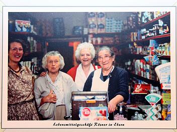 "Tante Emma" und ihre Kundinnen zeigt das Bild vom Lebensmittelgeschäft Rösner in Ebern. Foto: Werner Vogel