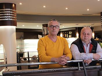 Die Türen sind geschlossen, die Auslage bleibt leer: Angelo Valenzano (rechts) und sein Geschäftspartner Nico Mustafa geben die Osteria per Tutti, die erst am 22. April eröffnet hat, auf. Hintergrund ist Frust ums Stadtfest. Foto: Ulrike Müller