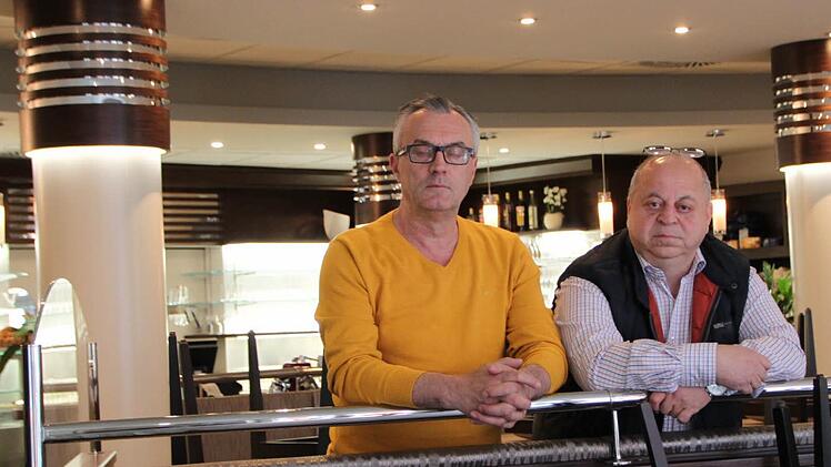 Die Türen sind geschlossen, die Auslage bleibt leer: Angelo Valenzano (rechts) und sein Geschäftspartner Nico Mustafa geben die Osteria per Tutti, die erst am 22. April eröffnet hat, auf. Hintergrund ist Frust ums Stadtfest. Foto: Ulrike Müller