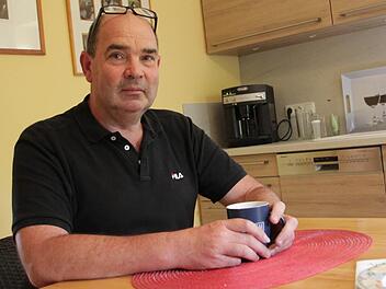 Wolfgang Hoch ist gro&szlig;er Kaffee-Freund: "Manchmal normalisiert er den Kopf sogar etwas."  Foto: Maximilian Glas