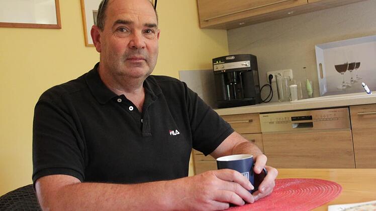 Wolfgang Hoch ist gro&szlig;er Kaffee-Freund: "Manchmal normalisiert er den Kopf sogar etwas."  Foto: Maximilian Glas