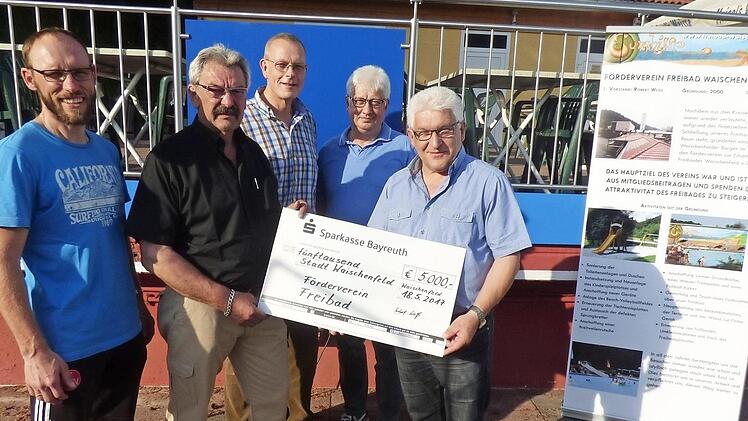 Bei der Spenden&uuml;bergabe (v. l.): Alexander Dressel, Robert Wei&szlig;, Stephan Martens, Olaf Kubec und Edmund Pirkelmann  Foto: Thomas Weichert