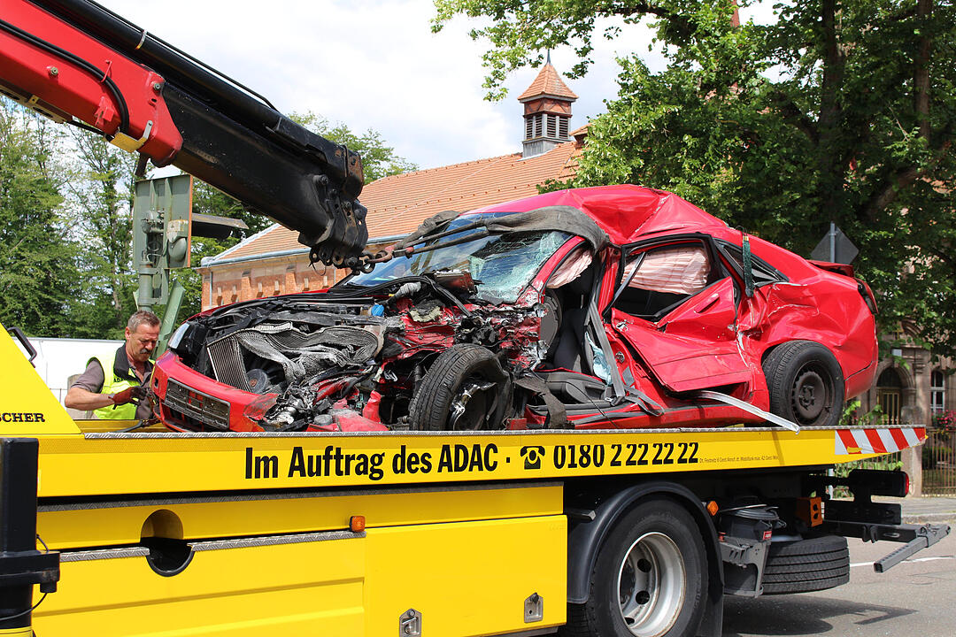Auto fährt in Roth trotz Warnzeichen auf Gleise und wird von Zug erfasst
