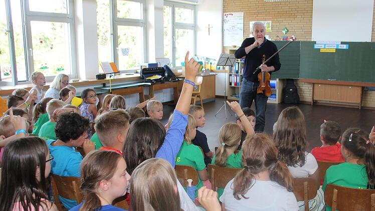Begeistert meldeten sich die Grundschüler bei den Fragen des Maesrtos zu Wort.