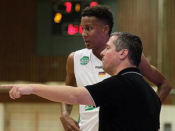 Der Baunacher Trainer Fabian Villmeter im Gespräch mit Louis Olinde, der in der kommenden Saison in eine Führungsrolle im Team der Young Pikes schlüpfen sollsportpress