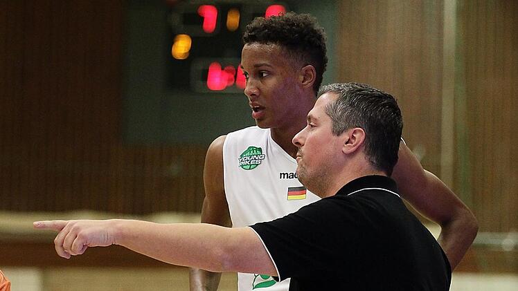 Der Baunacher Trainer Fabian Villmeter im Gespräch mit Louis Olinde, der in der kommenden Saison in eine Führungsrolle im Team der Young Pikes schlüpfen sollsportpress