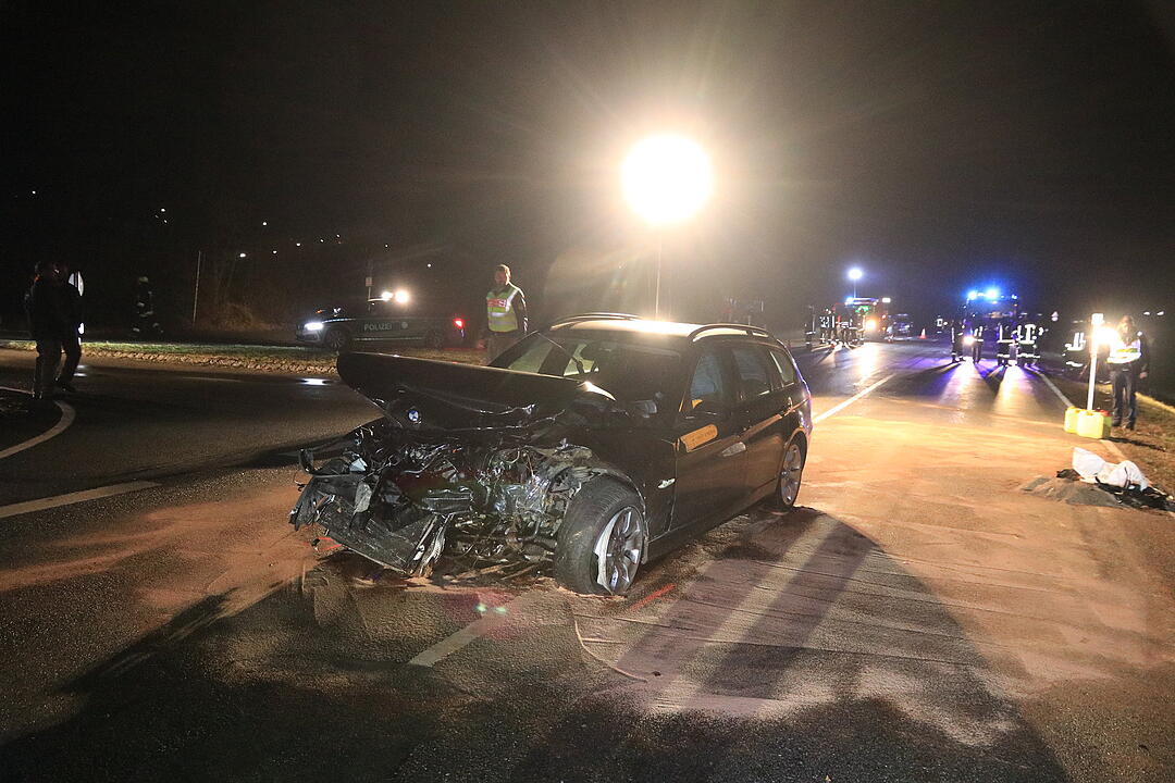 Auto von Straße geschleudert: Zwei Schwerverletzte im Kreis Kronach