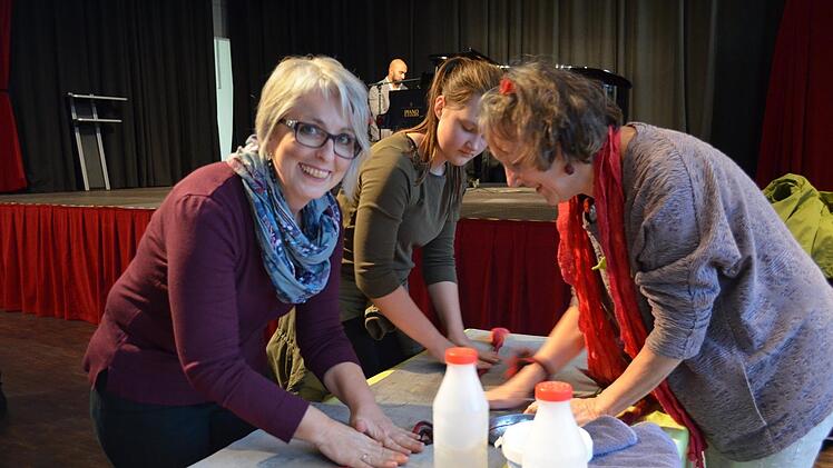 Bei Barbara Eichhorn (rechts) konnten Interessierte beim Filzen selbst Hand anlegen. In ihren Kursen kreieren die Teilnehmer Hüte, Schuhe, Schals und vieles mehr.Larissa Händel