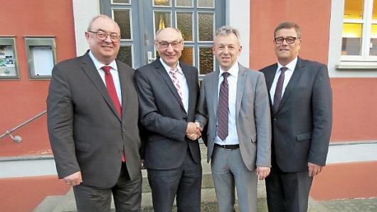 Im Bild von links der stellvertretende Vorstandsvorsitzende, Reinhard Lugschi, mit G&uuml;nter Lahner, dem neuen Gesch&auml;ftsstellenleiter Harald Goller und seinem Vorstandskollegen Walter Paulus-Rohmer Foto: privat