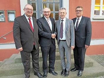 Im Bild von links der stellvertretende Vorstandsvorsitzende, Reinhard Lugschi, mit Günter Lahner, dem neuen Geschäftsstellenleiter Harald Goller und seinem Vorstandskollegen Walter Paulus-Rohmer Foto: privat