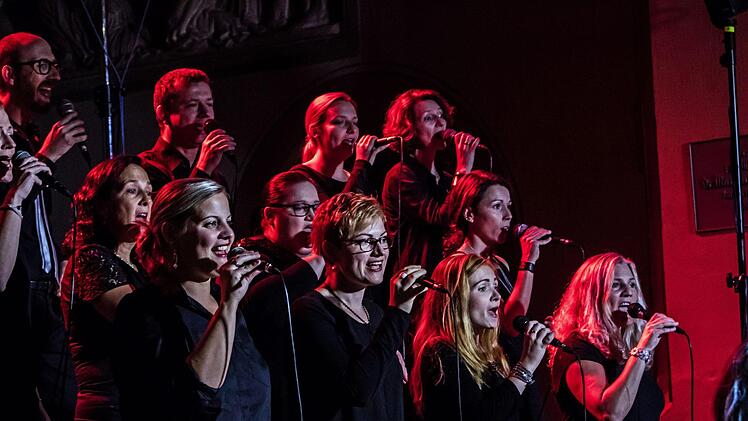 Mitreißender Auftritt vor zahlreichen Zuhörern: "Gospelrock und Band"  aus Erfurt unter Leitung von Oliver Debus  beim Gastspiel in St. Georg in Neustadt.Foto: Jochen Berger