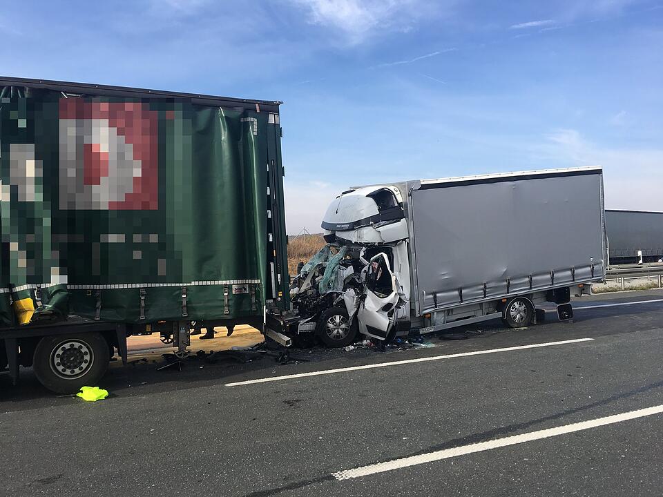 Tödlicher Unfall auf der A3: Stauende übersehen - Kleinlaster prallt mit voller Wucht auf Lkw