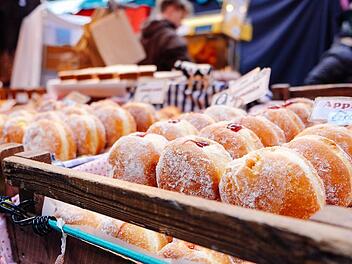 Zur Faschingssaison gibt es wieder verschiedene Arten von  Krapfen. Neben den Standardisierten lassen sich Bäckereien immer skurrilere Varianten einfallen. Symbolbild: Free-Photos/ Pixabay