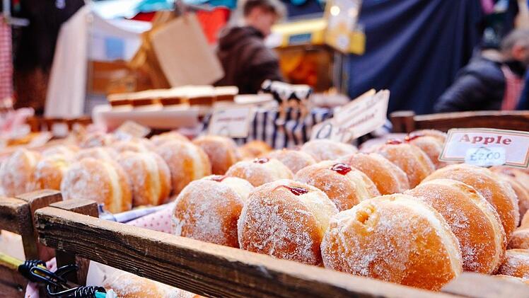 Zur Faschingssaison gibt es wieder verschiedene Arten von  Krapfen. Neben den Standardisierten lassen sich Bäckereien immer skurrilere Varianten einfallen. Symbolbild: Free-Photos/ Pixabay