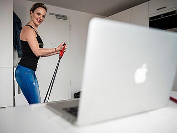 Das Fitnessstudio ist zu, aber sie wollen auch zuhause trainieren? Bei Gymondo gibt es jetzt einen kostenlosen Probemonat. Symbolfoto: Fabian Sommer/dpa