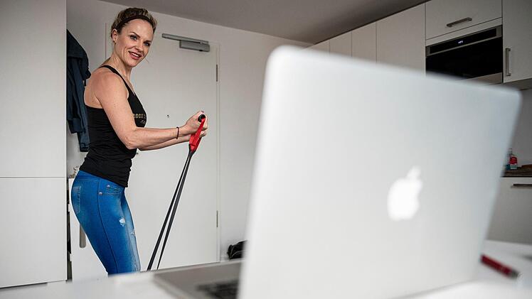 Das Fitnessstudio ist zu, aber sie wollen auch zuhause trainieren? Bei Gymondo gibt es jetzt einen kostenlosen Probemonat. Symbolfoto: Fabian Sommer/dpa