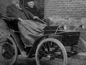 Andreas Flocken, Eigentümer des Redwitzer E-Werks, und seine Frau in seinem Elektrowagen Foto: Archiv