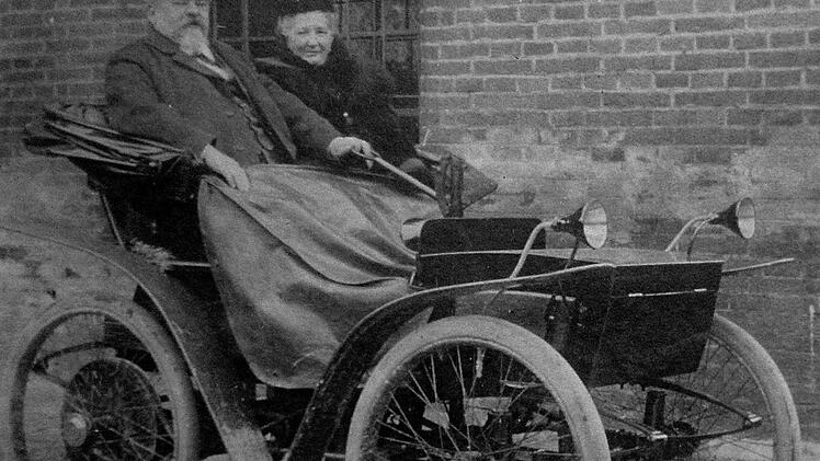 Andreas Flocken, Eigentümer des Redwitzer E-Werks, und seine Frau in seinem Elektrowagen Foto: Archiv
