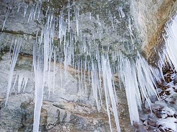 Winterwetter - Vereister Klingender Wasserfall