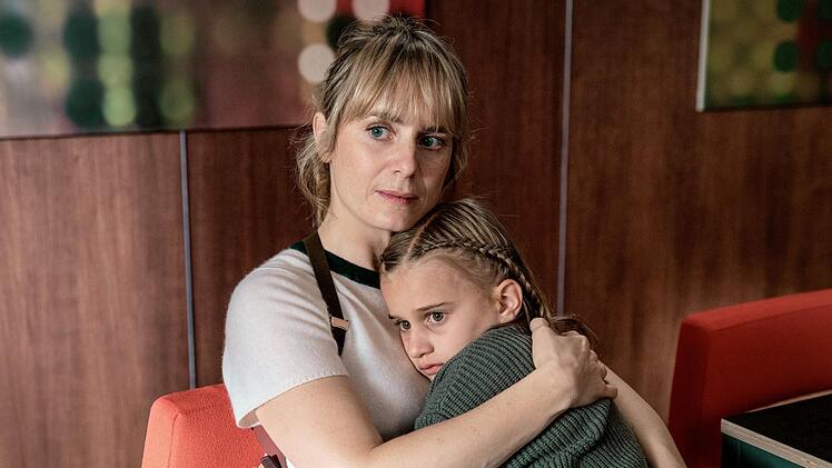 Nach dem Tod ihrer Eltern ist die kleine Ella Perrier (Maura Landert) zutiefst traumatisiert. Einzig Kommissarin Isabelle Grandjean (Anna Pieri Zuercher) findet Zugang zu der Sechsj&auml;hrigen.