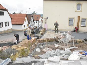 Über 300 freiwillige Stunden haben fleißige Helfer schon geleistet. Aktuell arbeiten sie an den Außenanlagen des Pfarrzentrums. Foto: Gerhard Schmidt