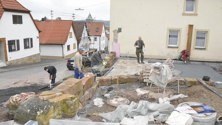 Über 300 freiwillige Stunden haben fleißige Helfer schon geleistet. Aktuell arbeiten sie an den Außenanlagen des Pfarrzentrums. Foto: Gerhard Schmidt