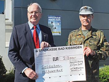 Oberstleutnant der Reserve Ulrich Feldmann (links) überreichte Oberst Hans Sahm den Spendenscheck. Foto: Infanterieschule