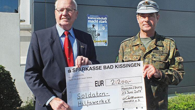 Oberstleutnant der Reserve Ulrich Feldmann (links) überreichte Oberst Hans Sahm den Spendenscheck. Foto: Infanterieschule