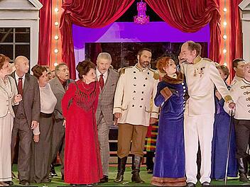 Trotz widriger Witterungsbedingungen waren die Vorstellungen von Emmerich Kálmáns Operette "Die Zirkusprinzessin" auf der Waldbühne Heldritt recht gut besucht. Foto: Albert Höchstädter