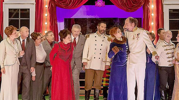 Trotz widriger Witterungsbedingungen waren die Vorstellungen von Emmerich Kálmáns Operette "Die Zirkusprinzessin" auf der Waldbühne Heldritt recht gut besucht. Foto: Albert Höchstädter