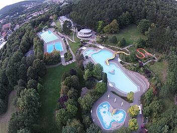 Im Terrassenschwimmbad herrscht Sanierungsbedarf.  Foto: Saale-Zeitung