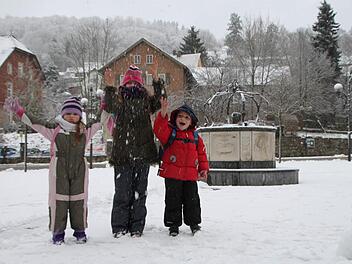 Jaimie, Chantal und Nino freuen sich über den Schnee in Bad Brückenau. Foto: Ulrike Müller