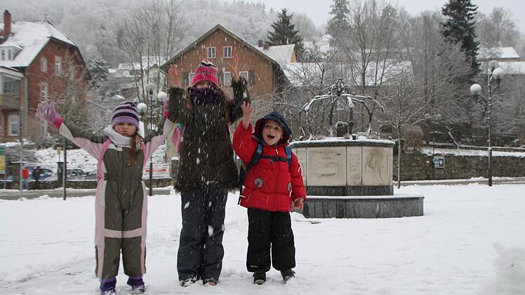 Jaimie, Chantal und Nino freuen sich über den Schnee in Bad Brückenau. Foto: Ulrike Müller