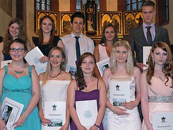 Die Klassenbesten 2015 stellten sich zum Gruppenfoto mit ihren Zeugnissen auf. Foto: Gerd Schaar
