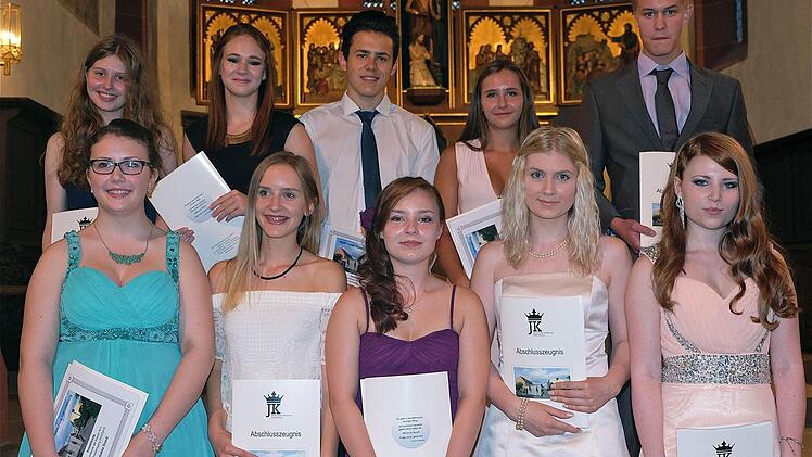 Die Klassenbesten 2015 stellten sich zum Gruppenfoto mit ihren Zeugnissen auf. Foto: Gerd Schaar