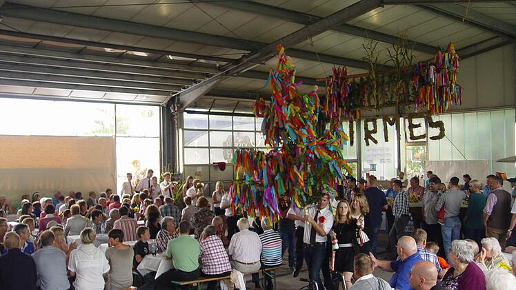 Einzug in die Festhalle, Bloomusik und Bloopaare. Foto: Brigitta Kempe-Wolf