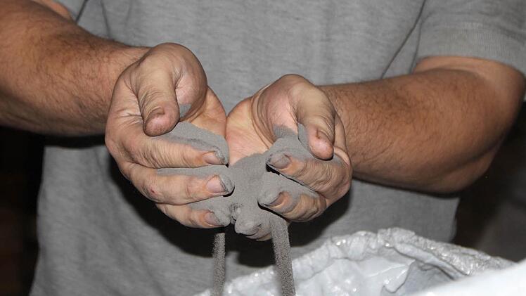 Das Pulver wird aus Schrott hergestellt und aus Schweden und vor allem den USA importiert. Foto: Ulrike Müller