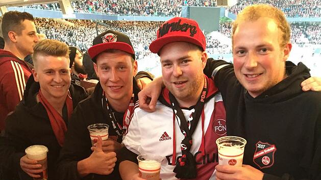 Noch vor Anpfiff waren die Fans der "Clubfreunde Trubachtal" aus Wolfsberg zuversichtlich, die Stimmung &auml;nderte sich aber vor allem nach der Pause: Nico Winter, Yannik Pautsch, Patrick Fr&auml;nkel und Stefan Gr&uuml;ner (v.l.) Foto: Leo H&uuml;hnlein