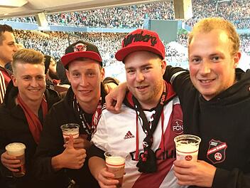 Noch vor Anpfiff waren die Fans der "Clubfreunde Trubachtal" aus Wolfsberg zuversichtlich, die Stimmung änderte sich aber vor allem nach der Pause: Nico Winter, Yannik Pautsch, Patrick Fränkel und Stefan Grüner (v.l.) Foto: Leo Hühnlein